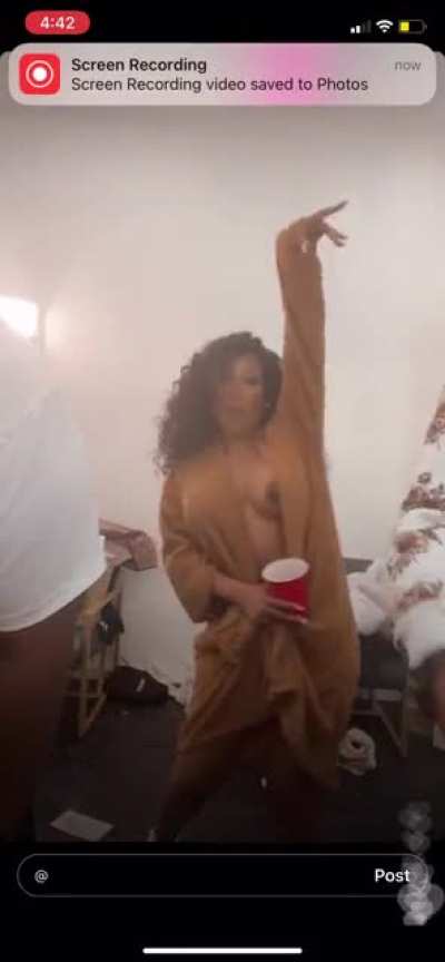Caught a nip slip from the famous singer kmichelle