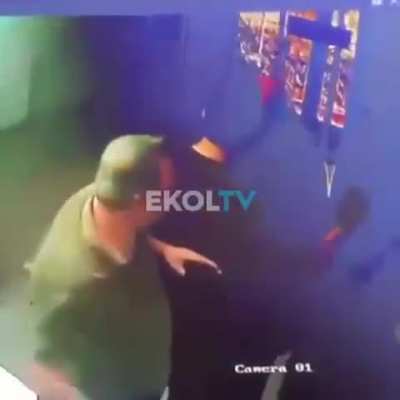 Bu amk suriyelileri fazla oluyor artık amk sırada fazla beklediği için doktoru bıçaklamış amk