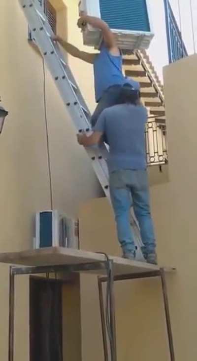 Vamos a estudiar el comportamiento de una escalera apoyada en dos superficies perpendiculares, discutan en grupos de tres.