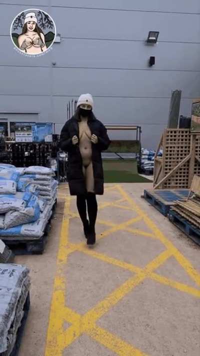 [F] I went to buy a hoe at the garden centre, can anyone spot one?