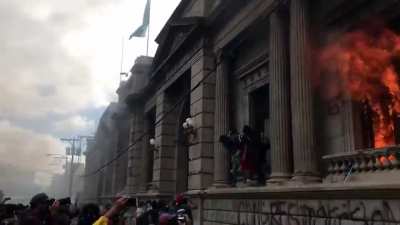 Congress on fire in Guatemala after people took to the streets