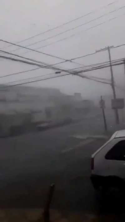 Coitado do titulo, ele foi atingido por um raio