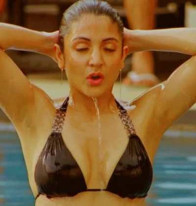 Anushka Sharma is literally fire in the Water<wbr>🥵🔥💦