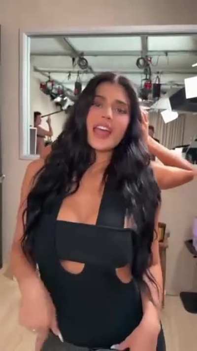 Queen Kylie looks incredible with Khloe Kardashian