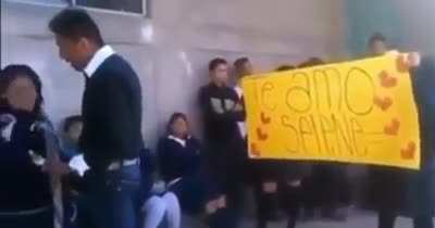 This is a love declaration in a high school in my loved México