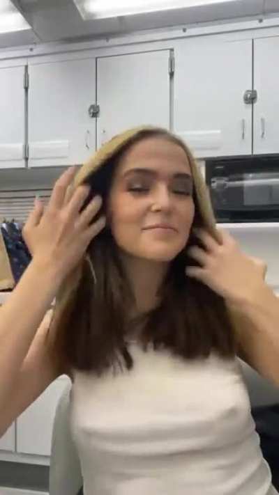 Zoey Deutch Pokies