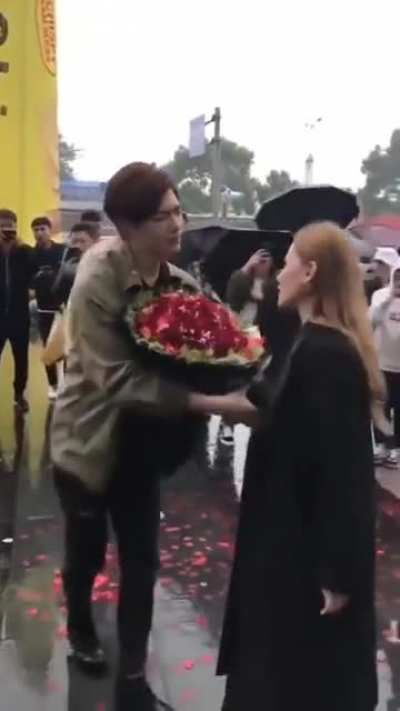 Wealthy Chinese man throws a tantrum when his public marriage proposal is rejected
