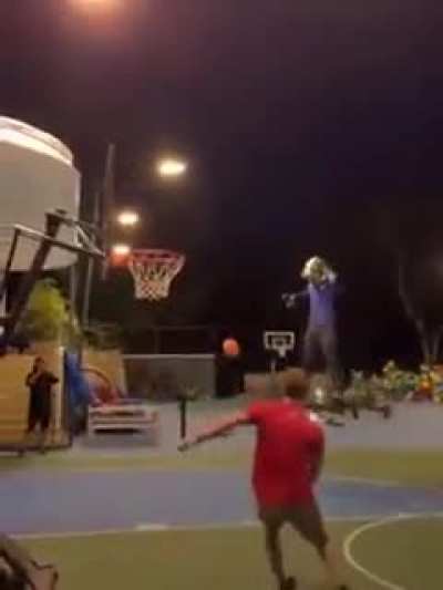 risky basketball player🤣🤣