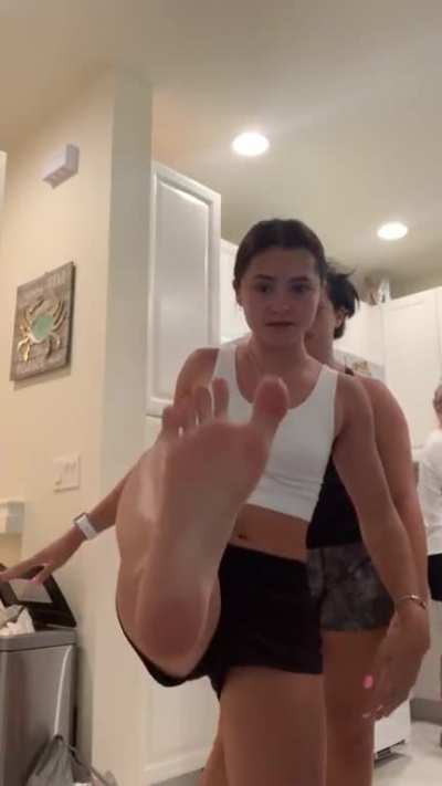 Anyone know her @?