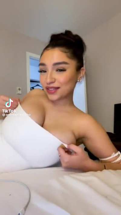 That Tube Top can’t hide those Mommy Milkers