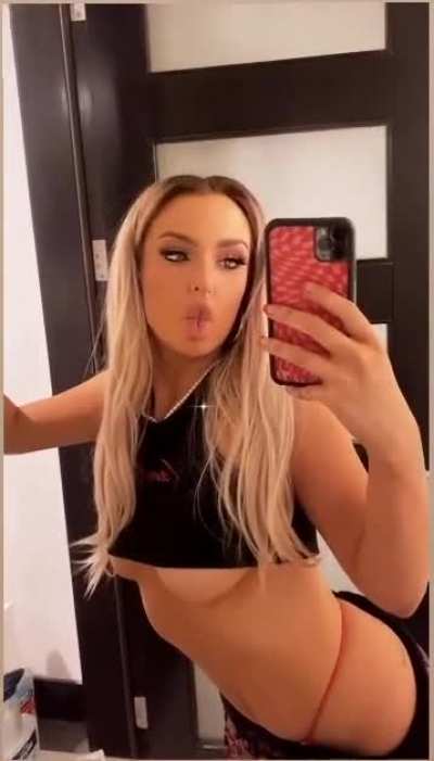 Underboob