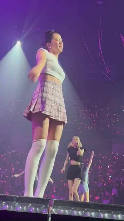 JISOO thighs