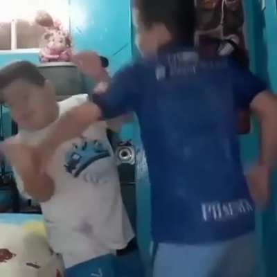 Ya se que andas loquito presumiendo tu jeepeta, pero a mi me enseñaron que a la mujer se le respeta🤬