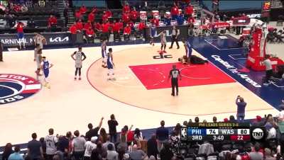 [Highlight] A fan gets tackled in the Wizard’s arena