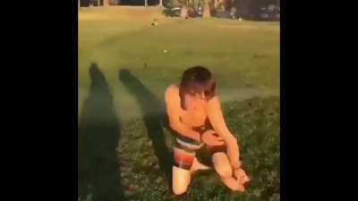 Детские забавы на траве
