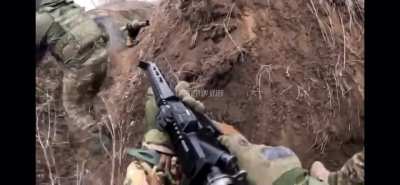 Ukrainians storming trench take out 2 Russian soldiers