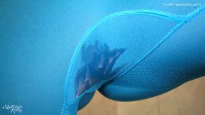 Fit Babe Gets a Creampie and Squirts It Into Her Tight Leggings