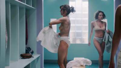 Alison Brie's plot debut in 'GLOW' s01e01
