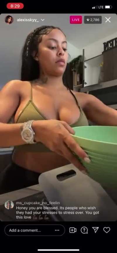 Quick titty jiggle