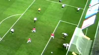 Visão lateral do gol anulado. Mais uma vez fomos roubados.