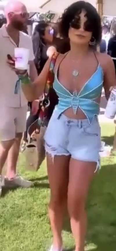 I love her cans..