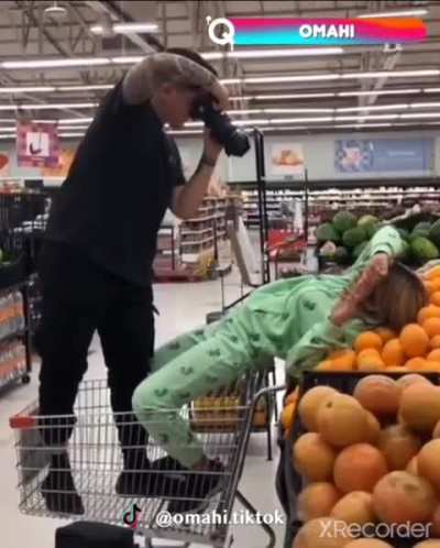 Squashing supermarket oranges just to get a good portrait