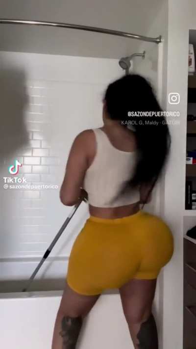 Gordita Madura dancing