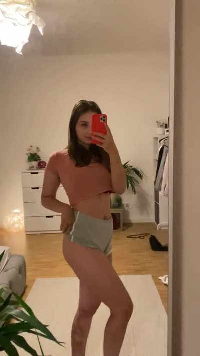 If even 4 guys see my 18 y/o ass, I’ll celebrate and fuck myself 💕