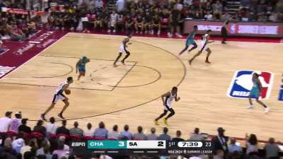 [Highlight] Victor Wembanyama dribbles up the court and finds an open teammate for his first assist of the summer league