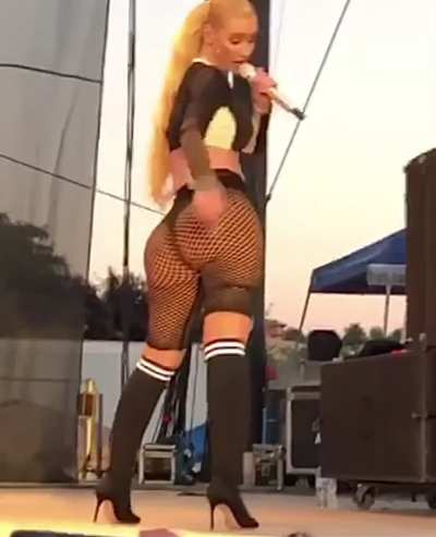 [reddit] help each other milk one out for gigantic asses iggy, nicki, Megan, Kim