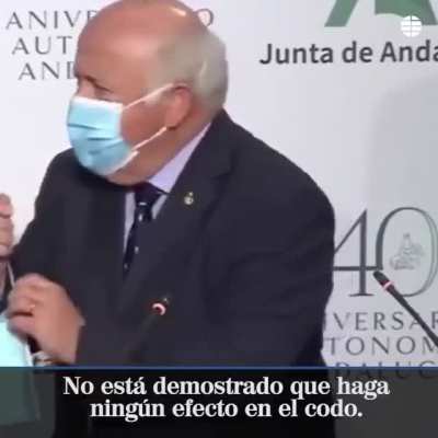 El curioso método del consejero de Salud de Andalucía para explicar cómo llevar la mascarilla