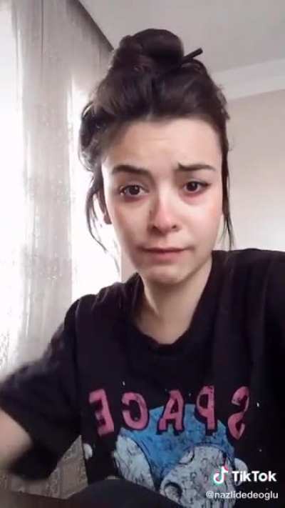 bazı yerlerde saçmalamış ama yine de güzel bir sitem videosu. 19 yaşındayım çoğu şeye katılıyorum. siz ne düşünüyorsunuz lisedeki arkadaslar vs