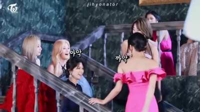 *Jihyo cover her ears*