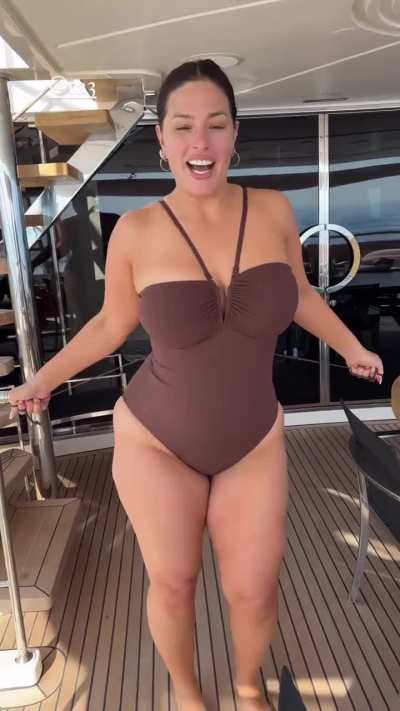 Boat babe via Insta 6/19