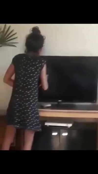 Mom come see what she's doing