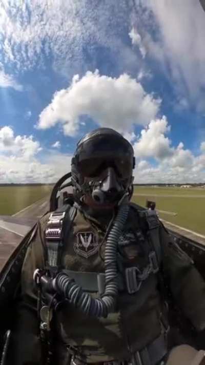 Взлёт с полным форса<wbr>жем на F-16