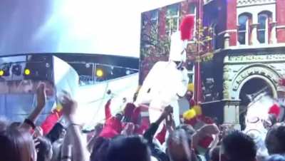 Kanye throwing some ass and the crowd gets excited