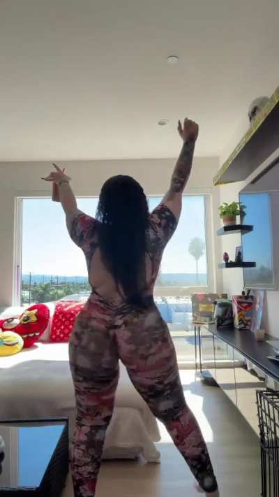 Love the way her body moves 😮‍💨