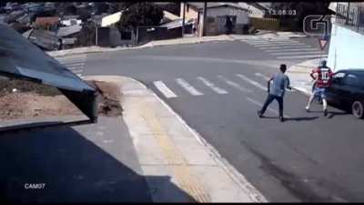 Flamenguista salva carro desgovernado num estilo Missão Impossível
