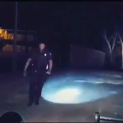 Pessoas:os policiais arriscando suas vidas pra ajudar as pessoas. Policiais na realidade