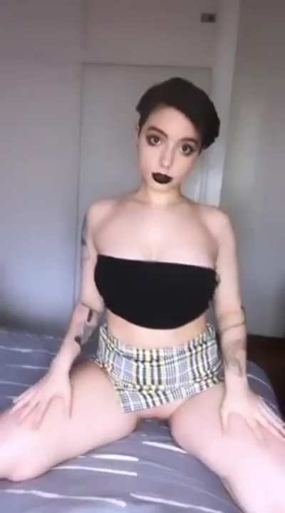 I'ts ok if your big tiddy goth gf has short hair? ♥