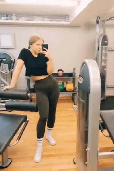 It's snowing like crazy outside but I managed to get my butt to the gym ☺️ proud! (F26)