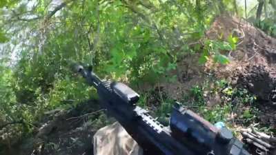 (TG) Rifle battle between a soldier of the 🇺🇦 49th assault battalion “Carpathian Sich” and the enemy