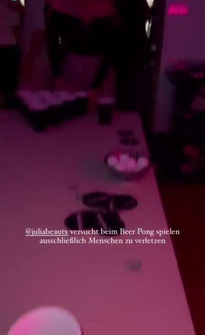 Julia Beautx spielt Beer Pong auf Sonny Loops Geburtstag… Instagram Story von Caramella vom 28.10.22