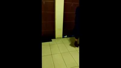 Mujer se dedica a vandalizar las puertas de los departamentos tirándoles huevos, caca y orina