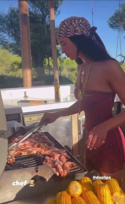 Even when the grill isn’t on, dula peep is cooking