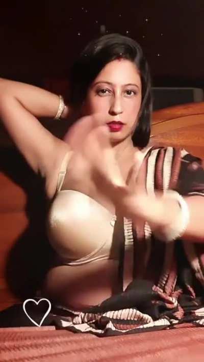 Tum Mitra.. Real Milf.. If some one have her naked pics please upload.....