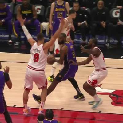 [Highlight] Bulls announcers poke fun at LeBron getting away with a travel