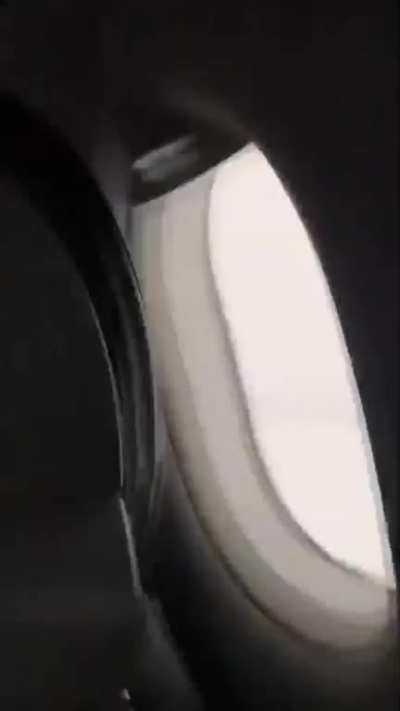 Airplane flies trough huge hailstorm in Paraguay