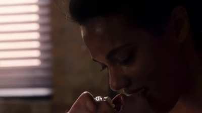 Freema Agyeman & Jamie Clayton sex scene - Sense8 (2015)